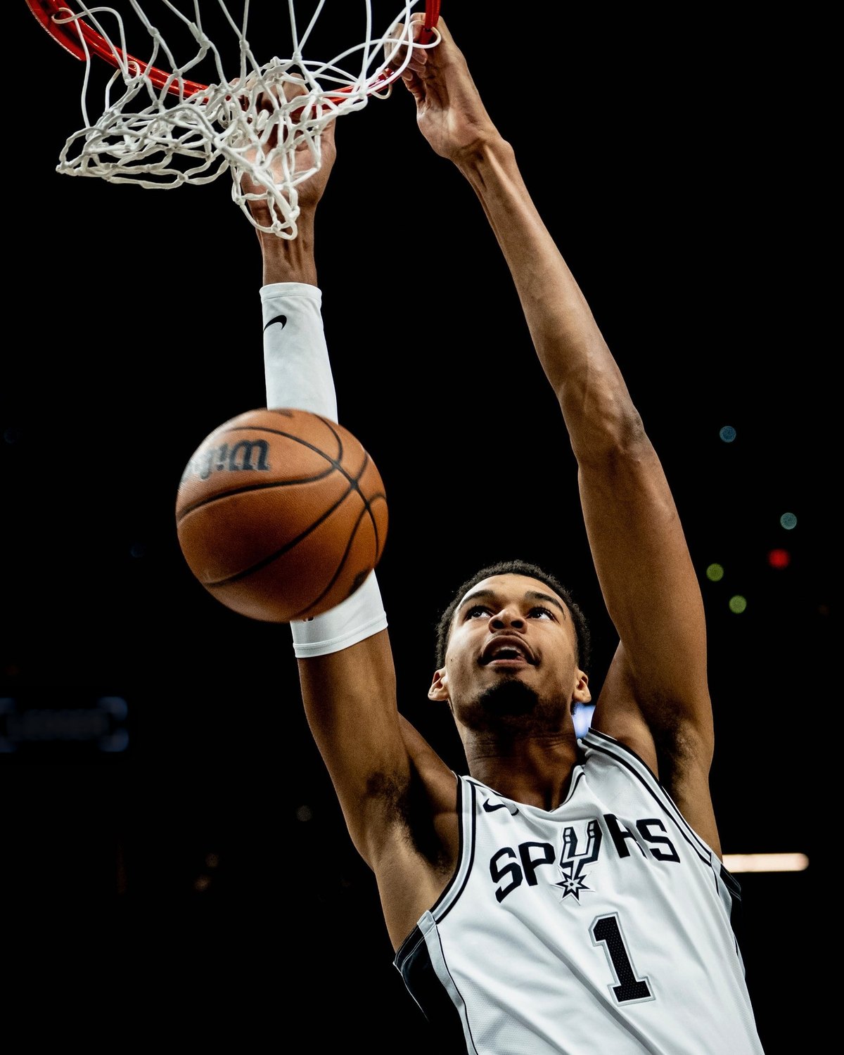 Victor Wembanyama au dunk sous le panier, maillot des Spurs